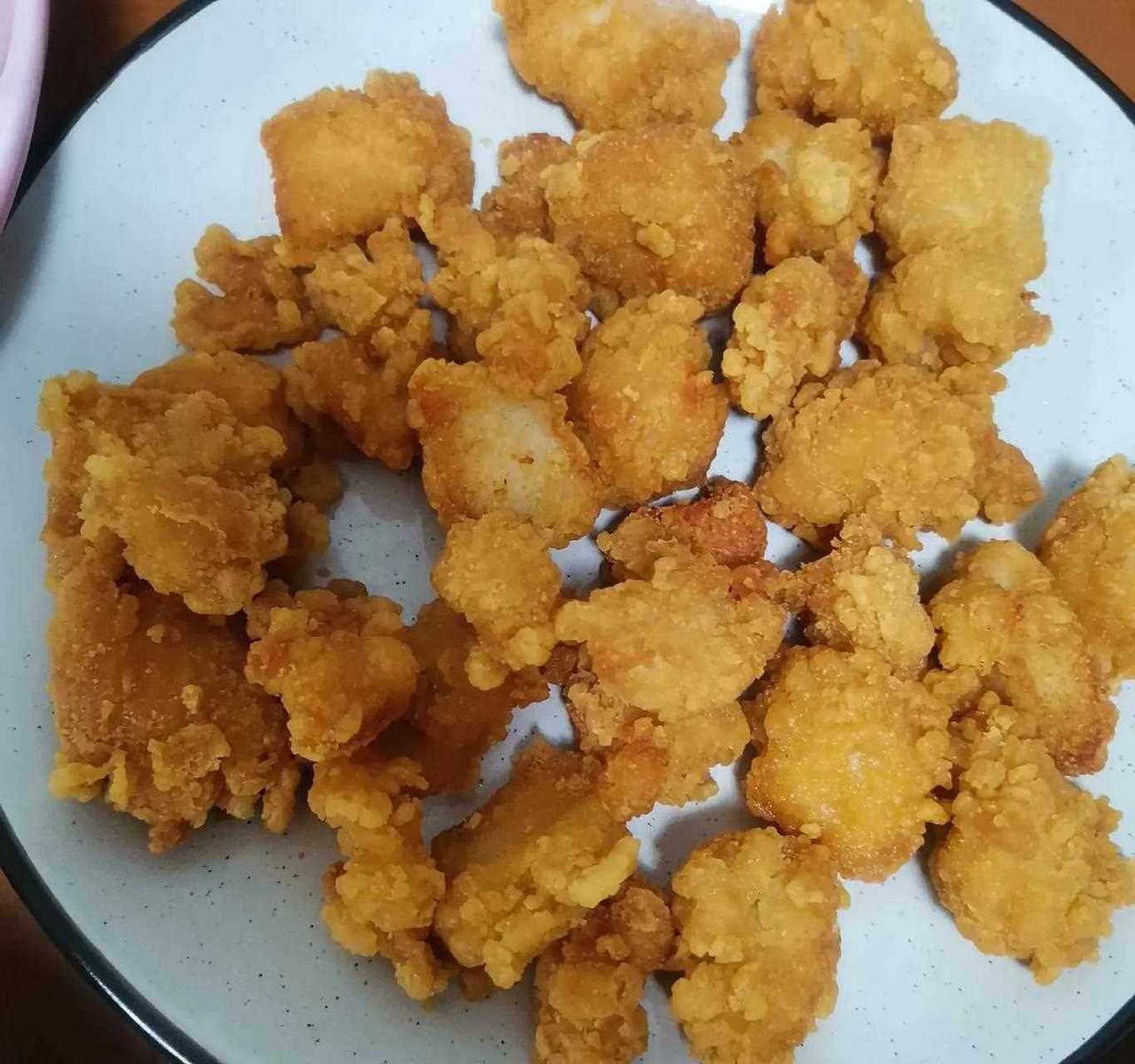 晚上给小宝炸了一盘鸡米花,这也是他的美食.