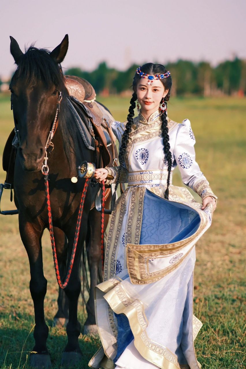 内蒙的儿女是草原的儿女 回了趟内蒙,顺便在草原拍了套蒙古袍写真,和