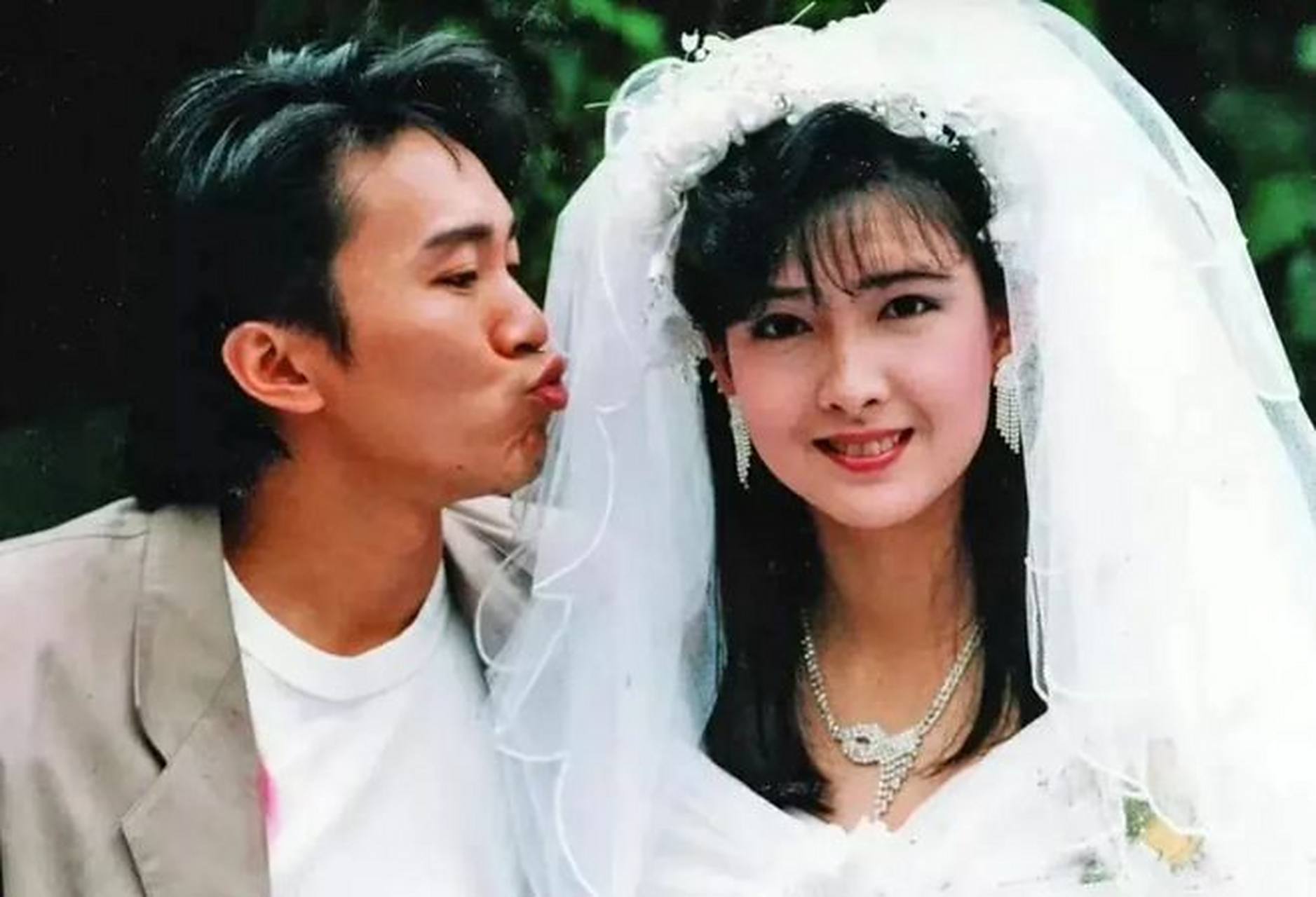 在上世纪90年代,有一张周星驰和周慧敏的合影,照片中的周慧敏身穿洁白