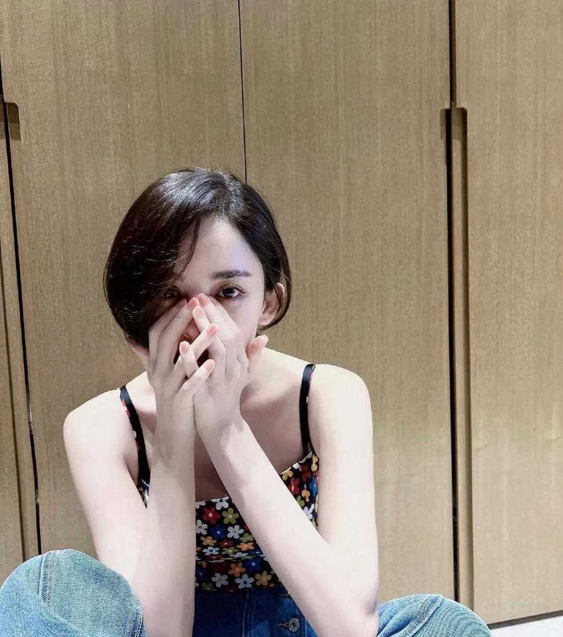 古力娜扎近日的三套私服穿搭解析,碎花吊带 牛仔阔腿裤,简约舒适,碎花