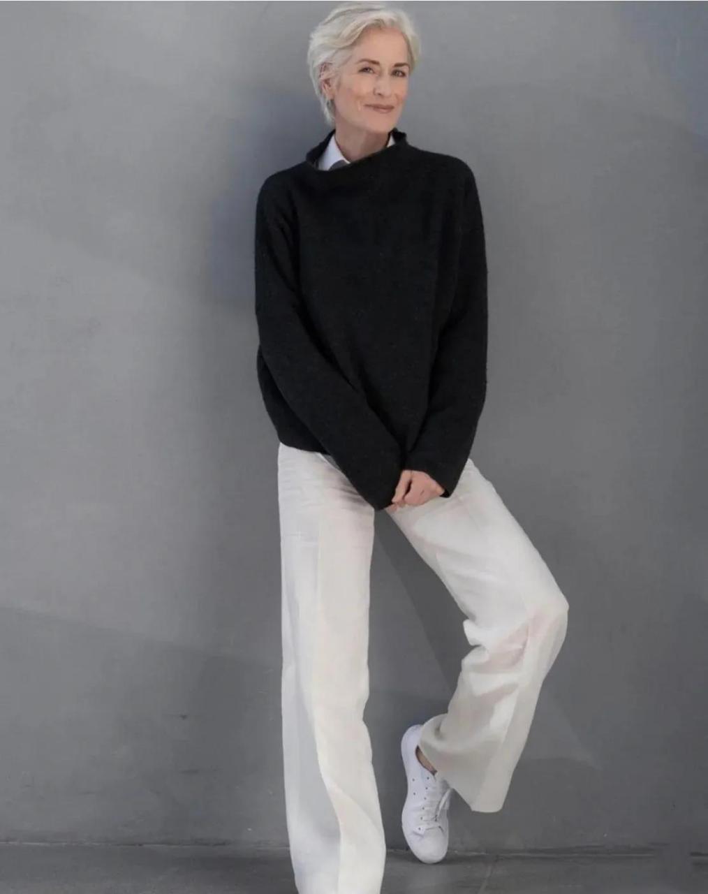 等我老了也要向这个奶奶一样打扮,虽然头发花白,整个人的精神气儿挺好