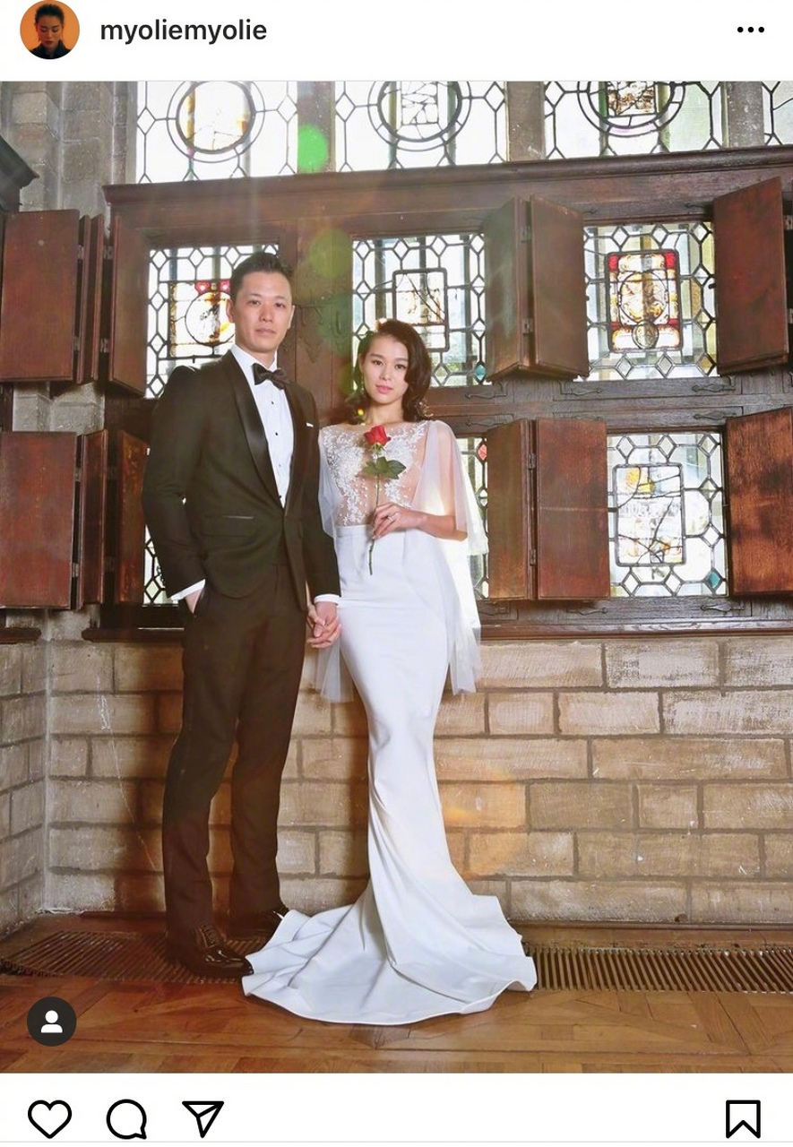 12月28日晚, 胡杏儿在社交平台晒出与老公的结婚照庆祝结婚五周年.