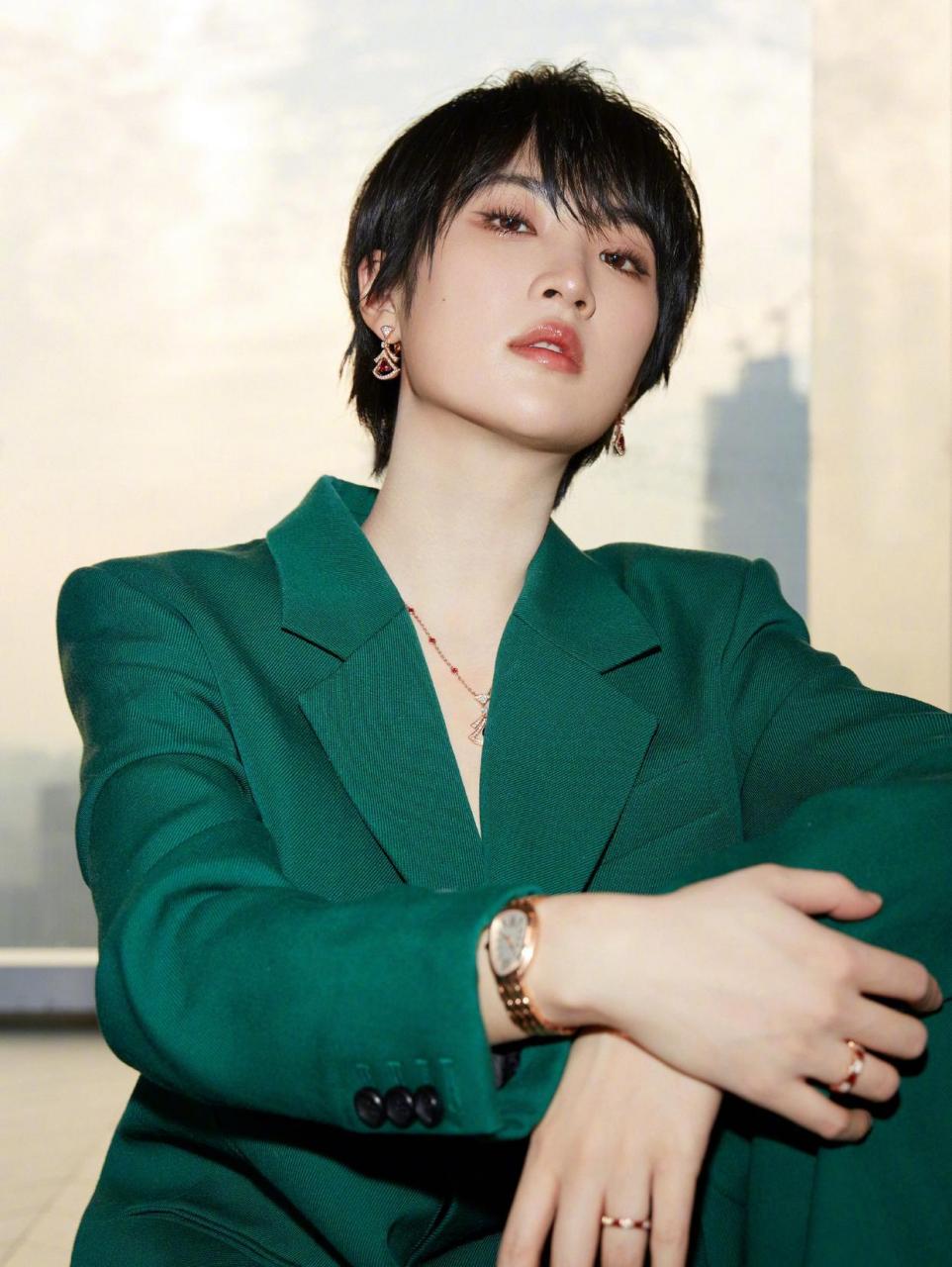 姚安娜最新活动大片 身穿绿色西服套装,金色扇形耳钉与玫瑰金手表遥相