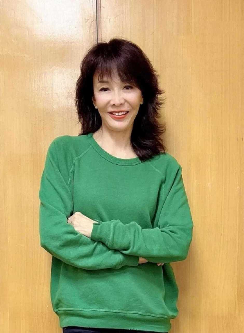 郑裕玲与甘国亮是很有意思的一对儿.[不要啊] 年轻时两人曾经恋爱年.