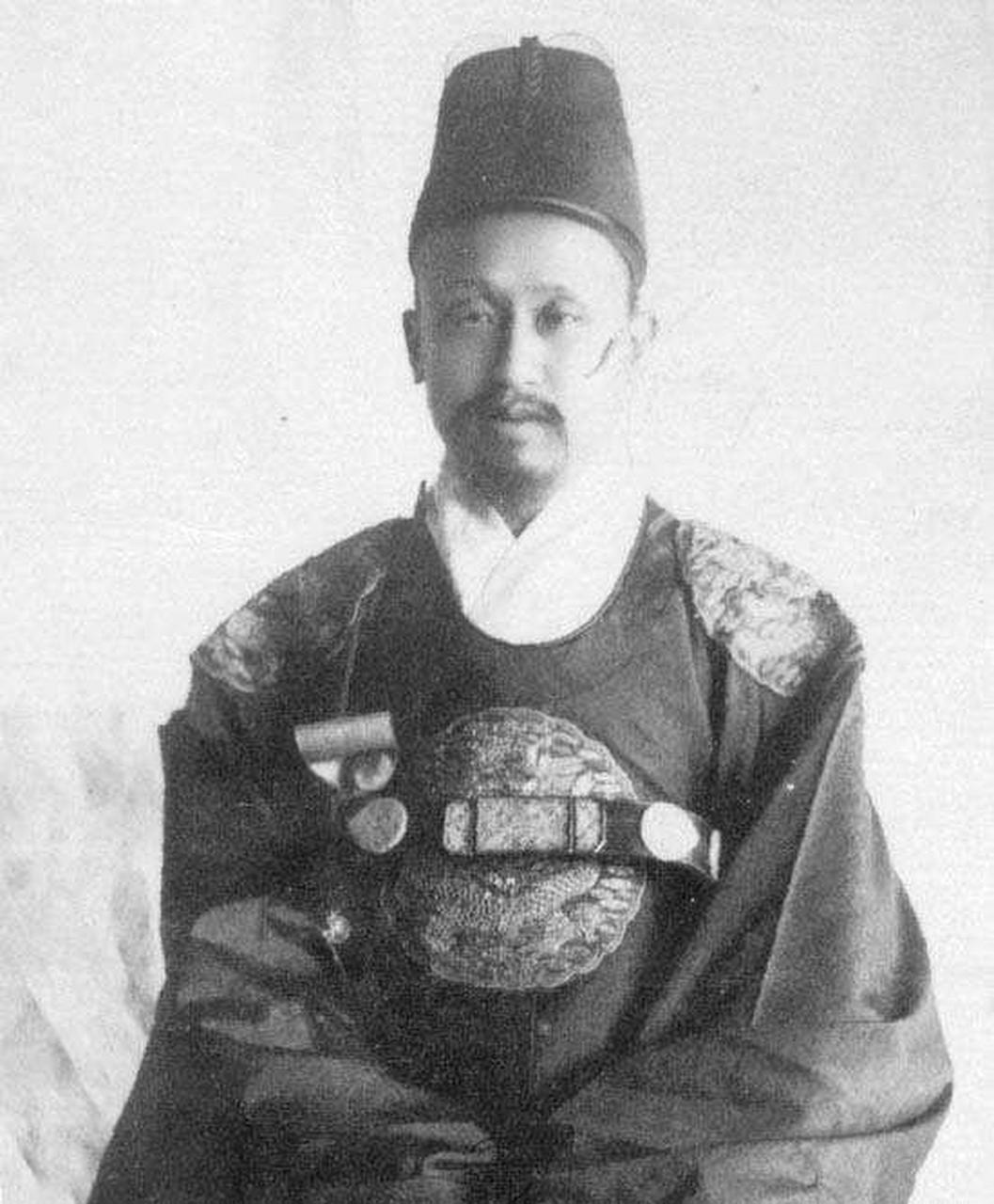 李熙是朝鲜李王朝王室成员,以旁系身份继承王位,成为朝鲜李王朝第 26