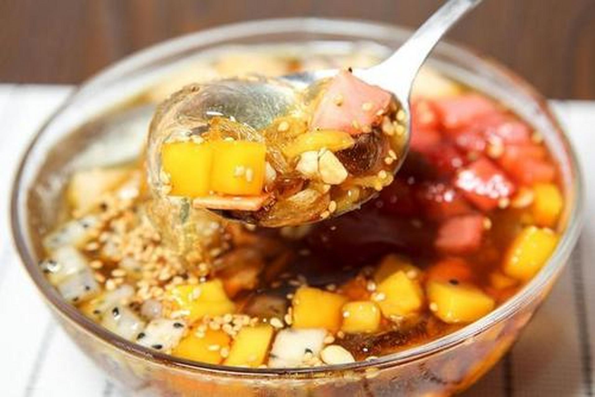 每年夏天冰粉火锅都是最佳搭档,每次吃火锅都会来一碗冰粉,以前带外省