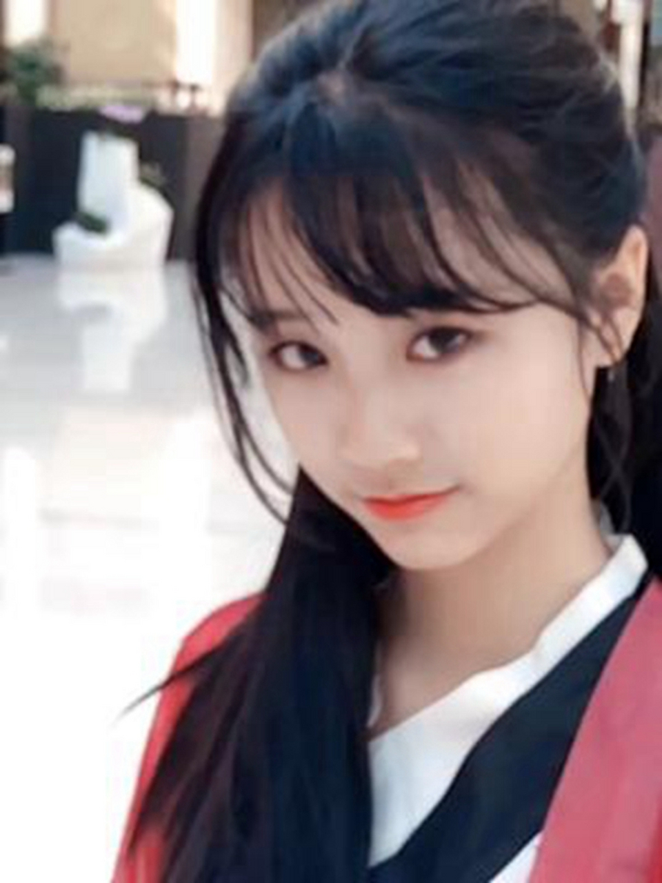 他像极了我,不善言辞,不苟言笑,和这个世界格格不入