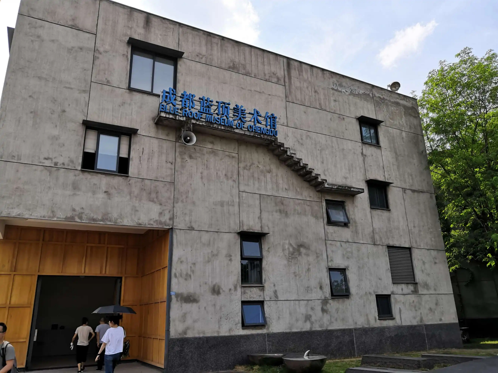 成都双流蓝顶艺术区:这里是一个当代艺术群落,2003年的时候由四位艺术