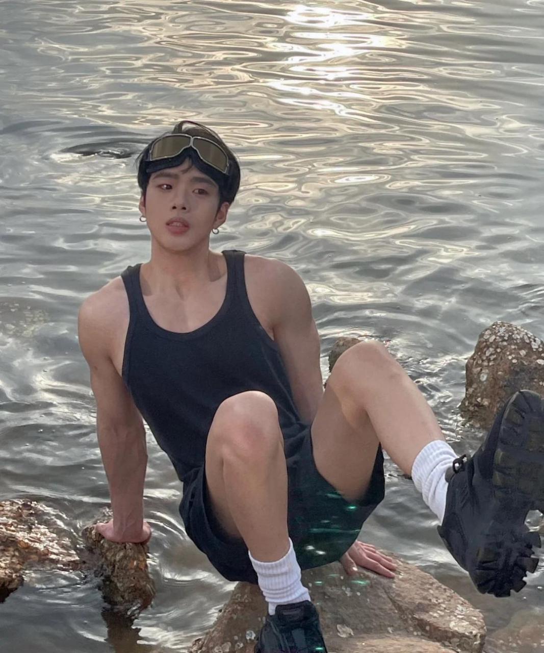 44码大脚,没有腿毛,看起来很小!