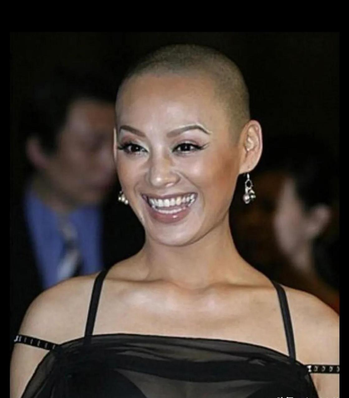 有一次刘嘉玲问宁静:"你当初为什么剃光头?是受到什么刺激了吗?