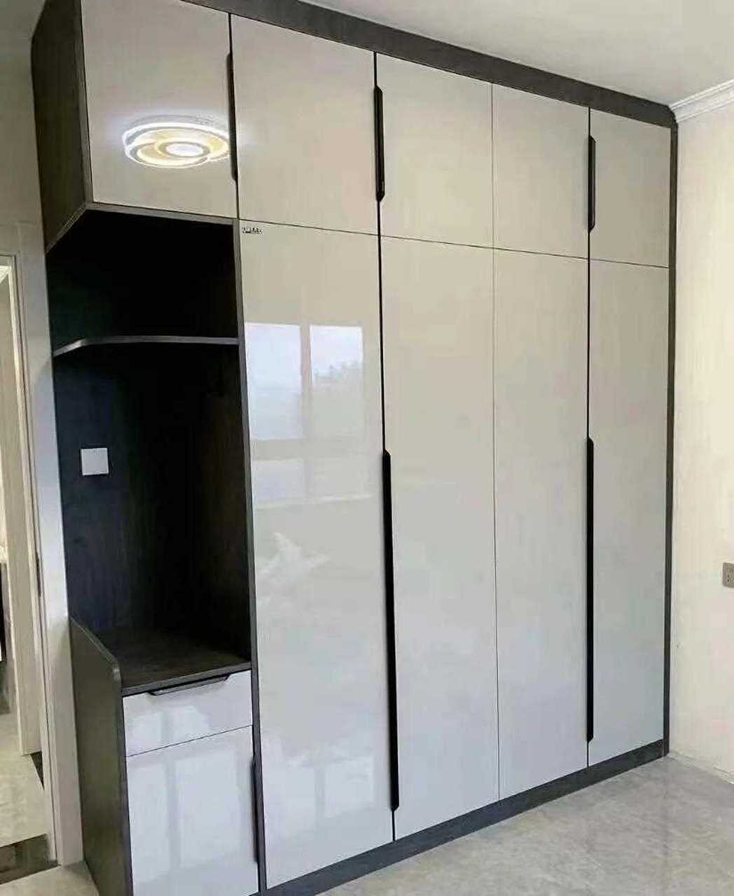 高光衣柜[流泪] 亮点: ①高光云石板,门板为光亮面,比一般的衣柜更好