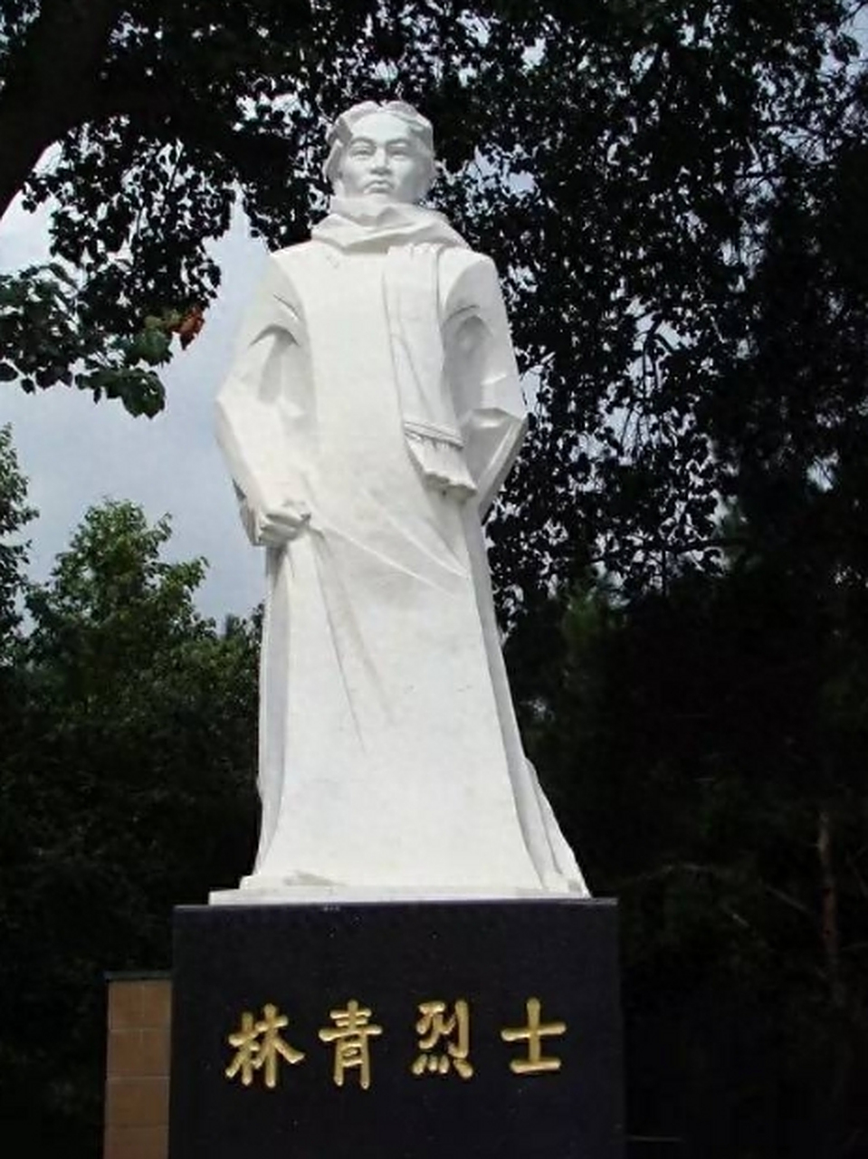 "  1935年,正值中国抗日战争的风雨飘摇之前,全国