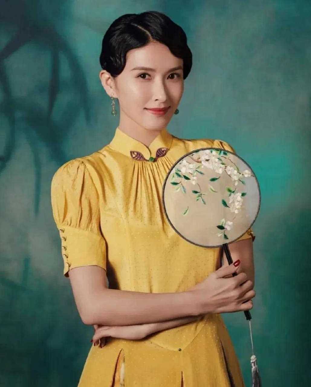 也是温柔妖媚的国风女孩儿~当代女孩儿不止a面与b面,徐洁儿的旗袍look