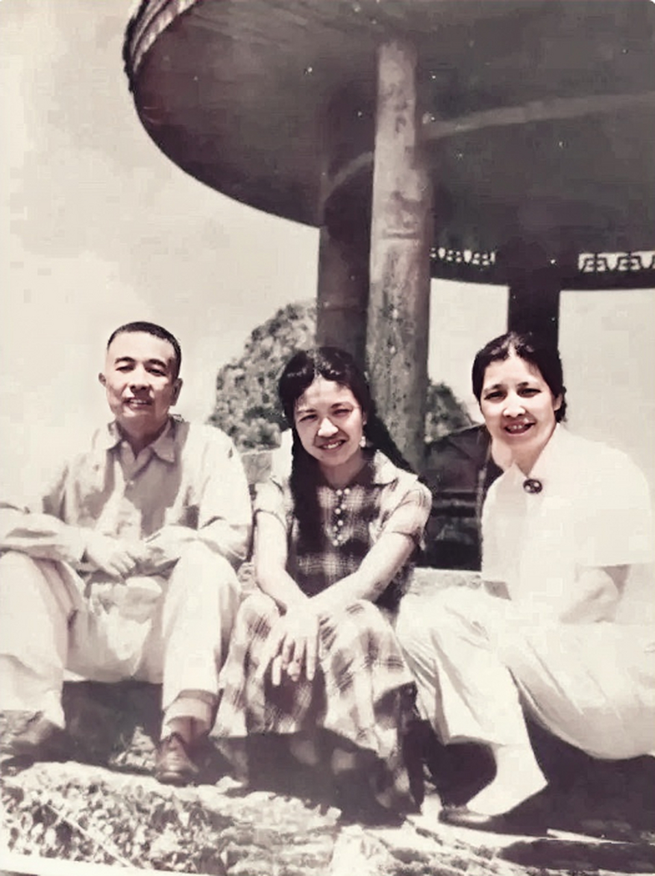 1959年,陶斯亮和父母在庐山旅游,留下了这张珍贵的合影.