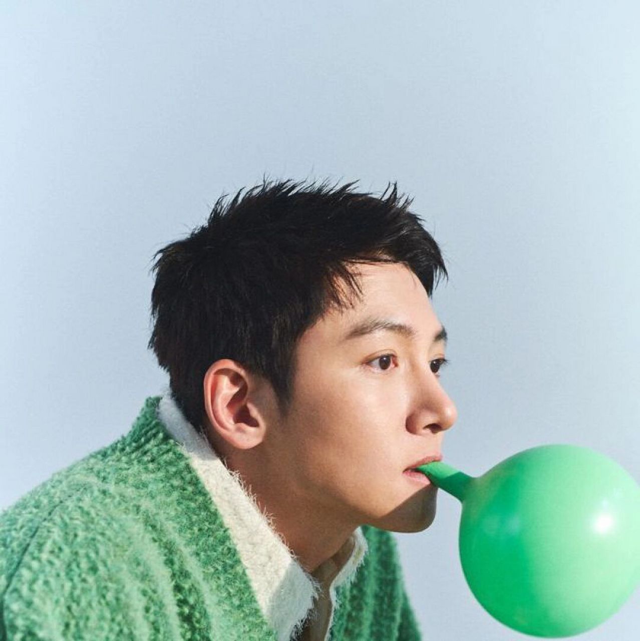 池昌旭elle日本版 穿绿色毛衣真好看 还有采访视频,照片不及视频的万