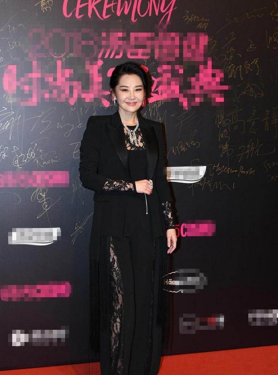 许晴身着经典色黑色长裙,黑色蕾丝若隐若现,妩媚性感.