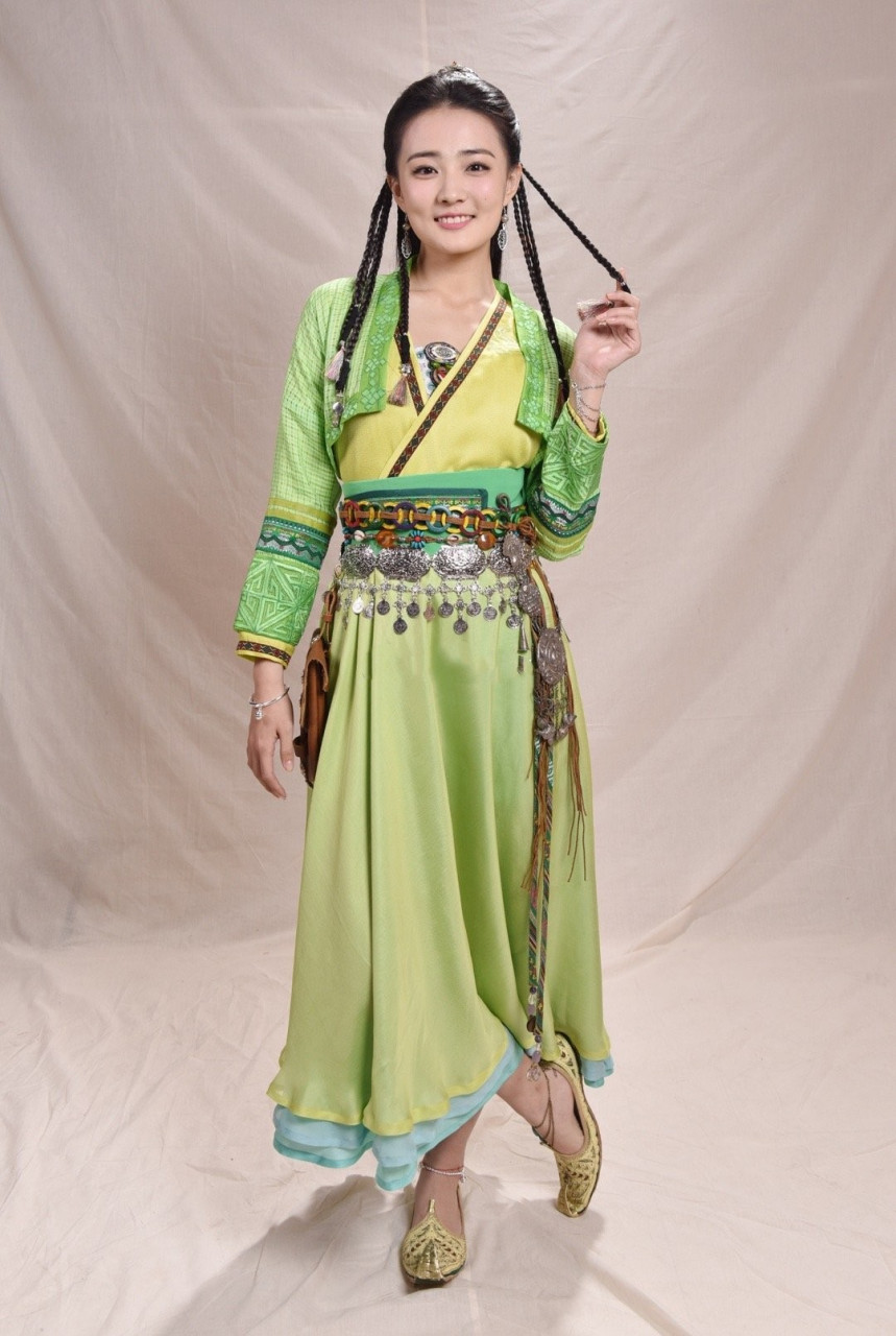 #娱乐# #时尚# #明星娱乐热点# 徐璐的古装造型写真,甜美的微笑还在,