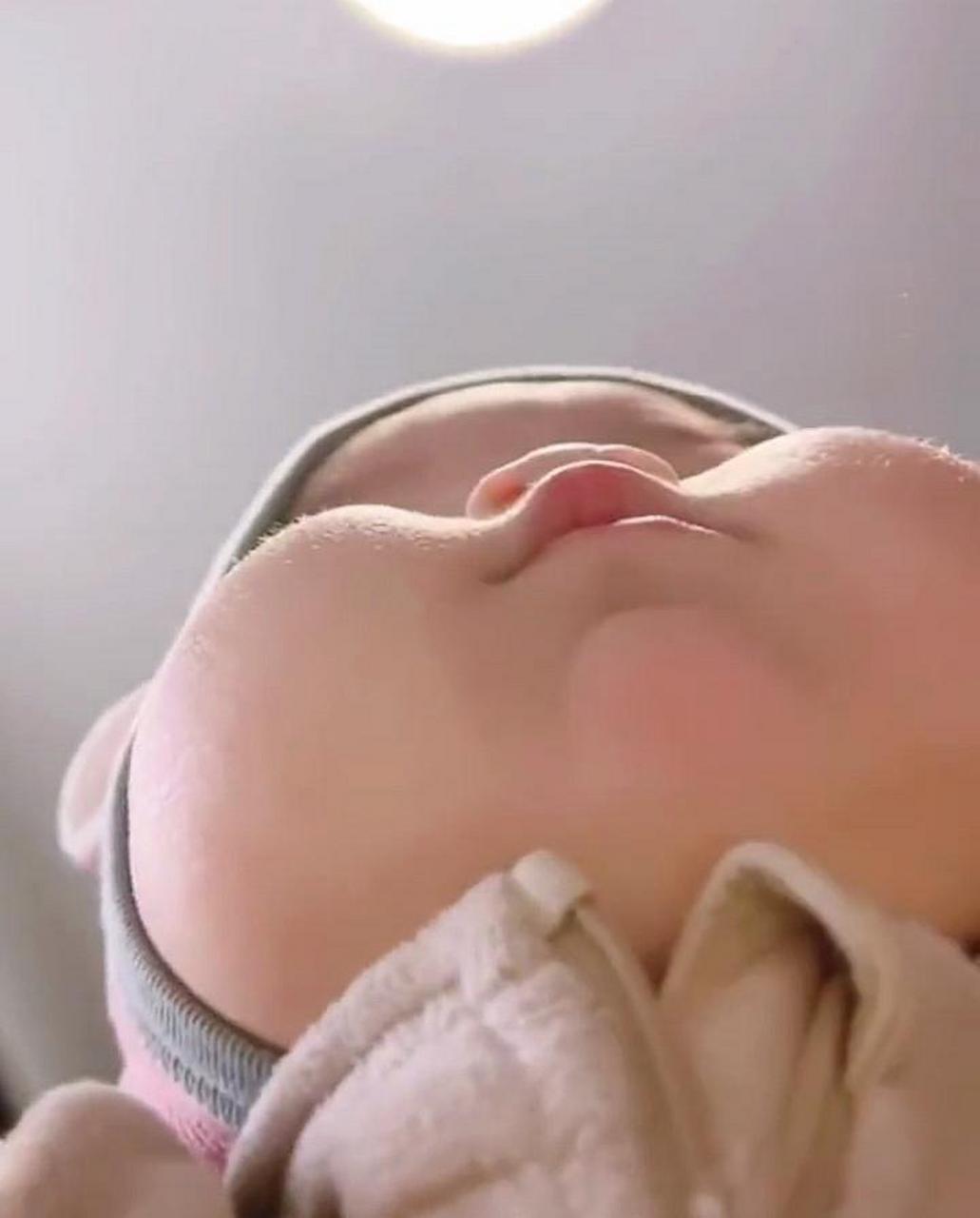 宝宝这胖乎乎的小脸蛋,简直萌到心扉,让人忍不住想亲一口!😍🥰