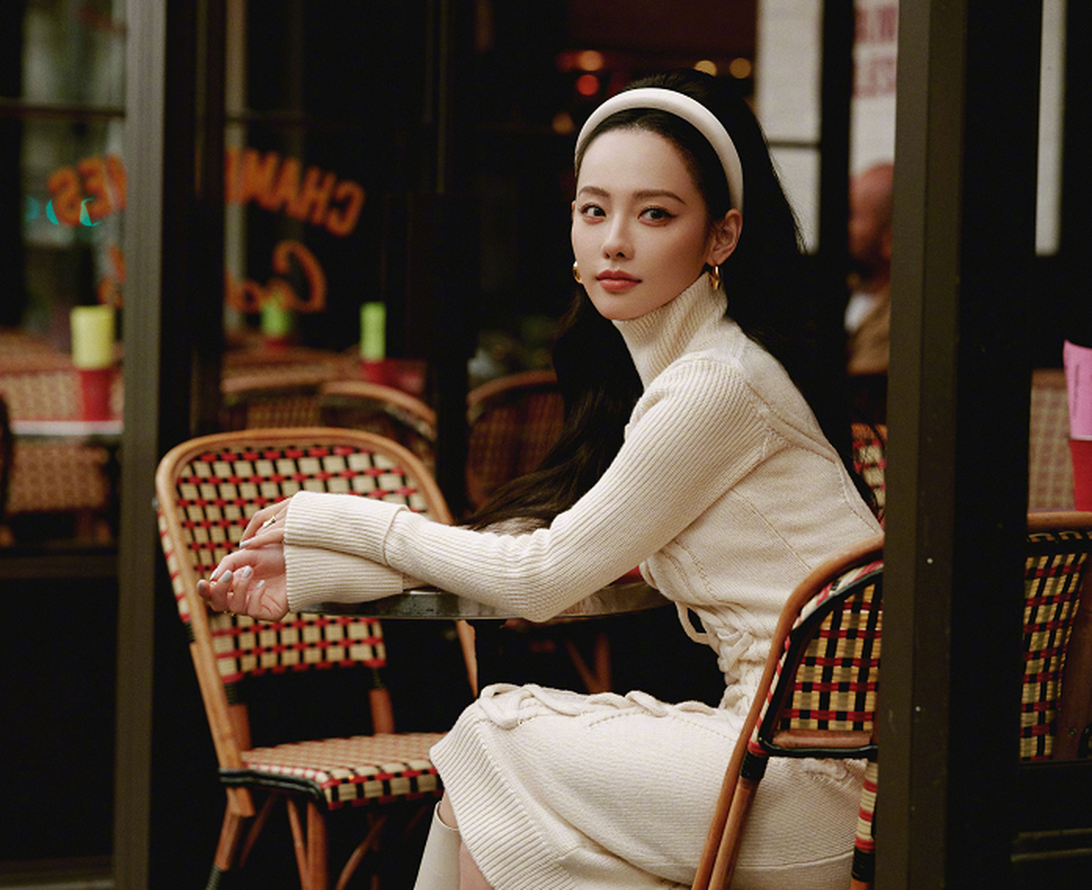 张嘉倪这身穿搭,你觉得适合她吗?