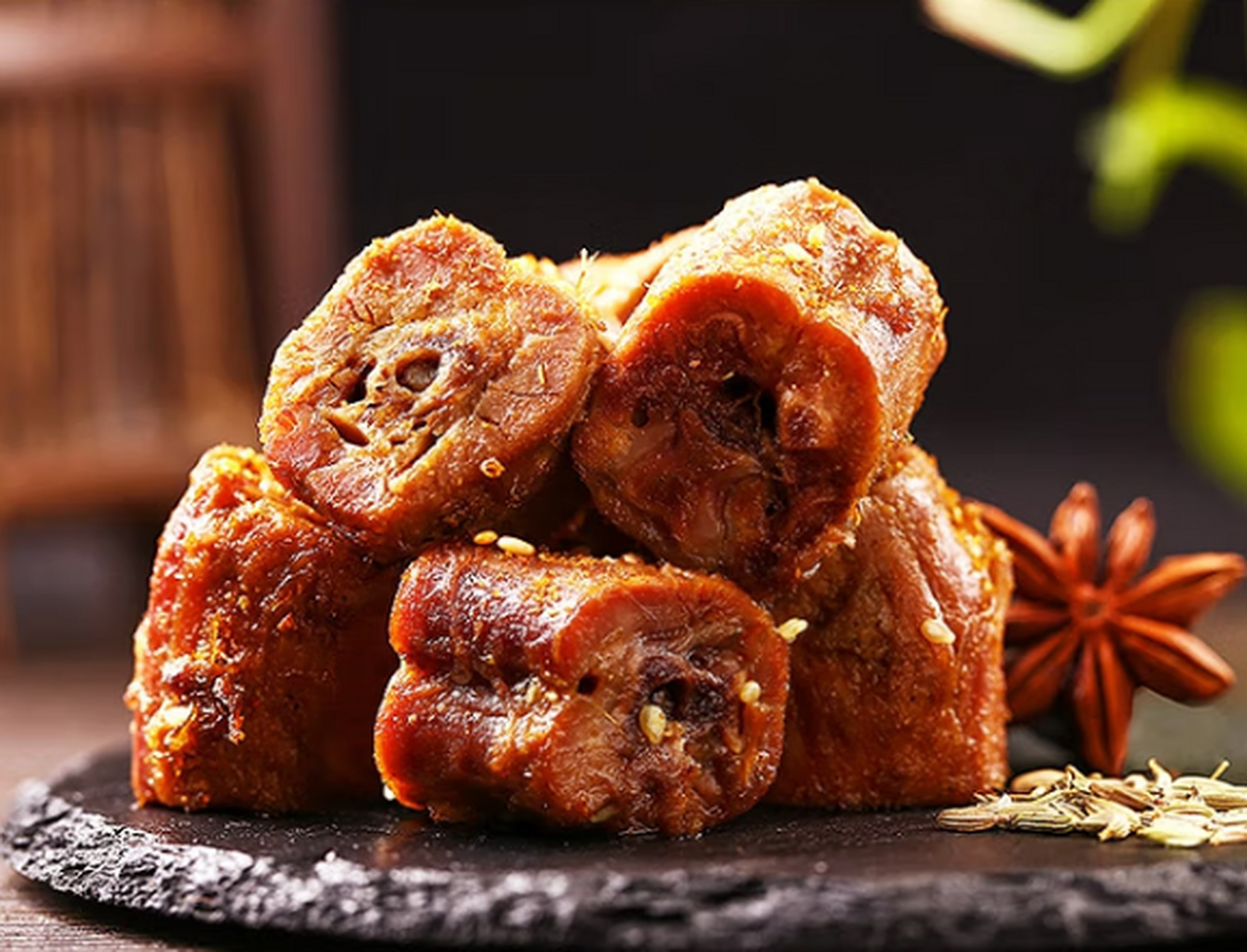 良品铺子烧烤鸭脖是一款美味的休闲零食,其独特的口感和美味,让人回味