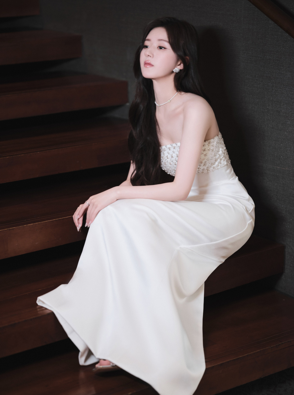 赵露思今天第二套白色抹胸裙也很美,小香肩很诱人#赵露思 瘦而不柴