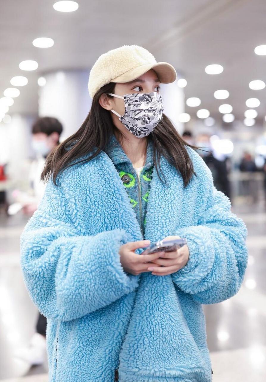 彭小苒机场街拍 蓝色摇粒绒外套 破洞牛仔裤 棒球帽温暖清新