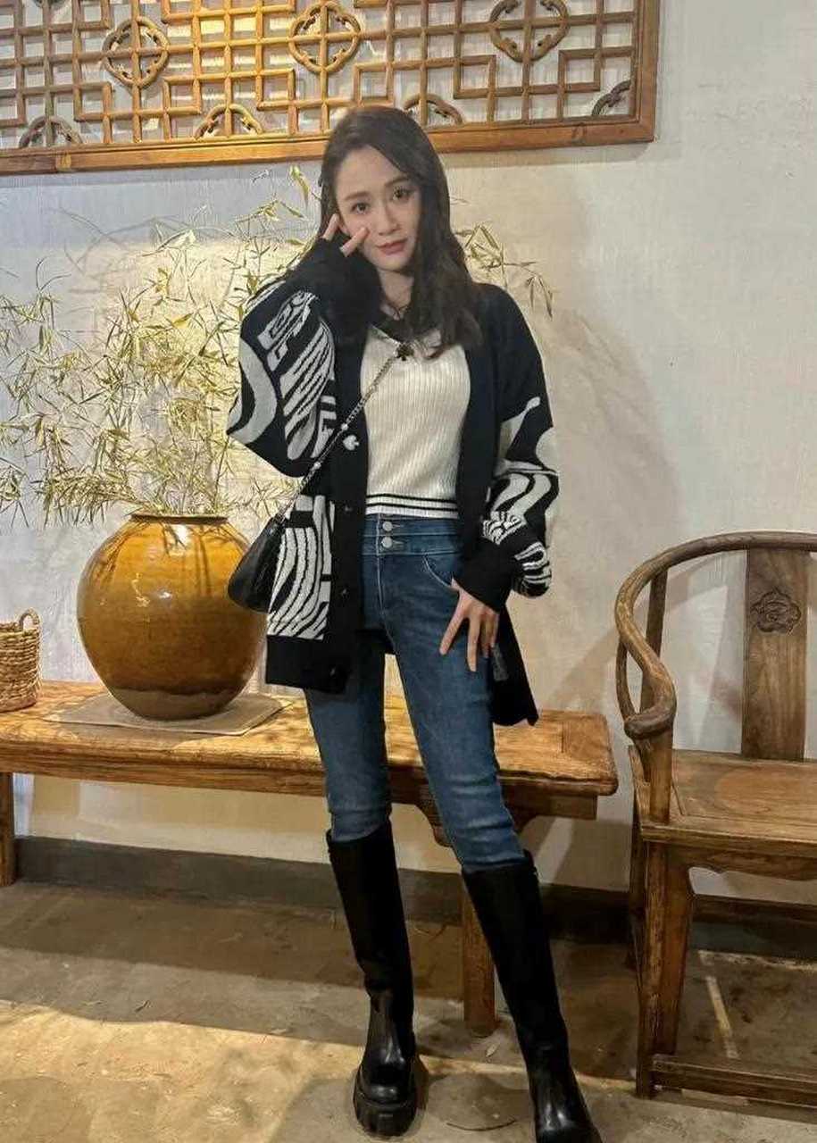 陈乔恩～ 黑白配色轮廓宽松毛衣 温暖过膝长靴～适合四肢纤细的女生