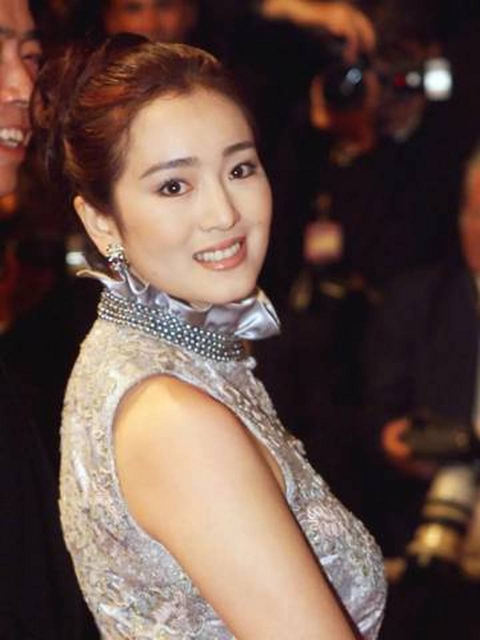 巩俐的侧颜硬照,鼻梁不算太高,还有点双下巴,但还是担当的起回眸一笑