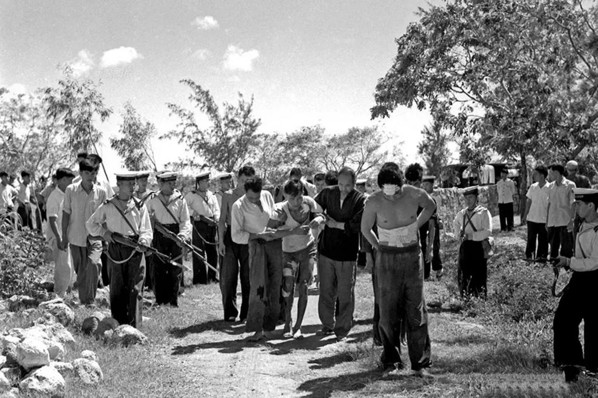 那个时代,反特电影热播,许多孩子也因此仿效着去抓捕敌特.