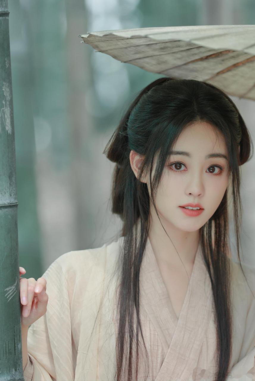 大片#祝绪丹最新古风竹林大片,素衣撑伞清冷感十足,眉眼弯弯好美啊!