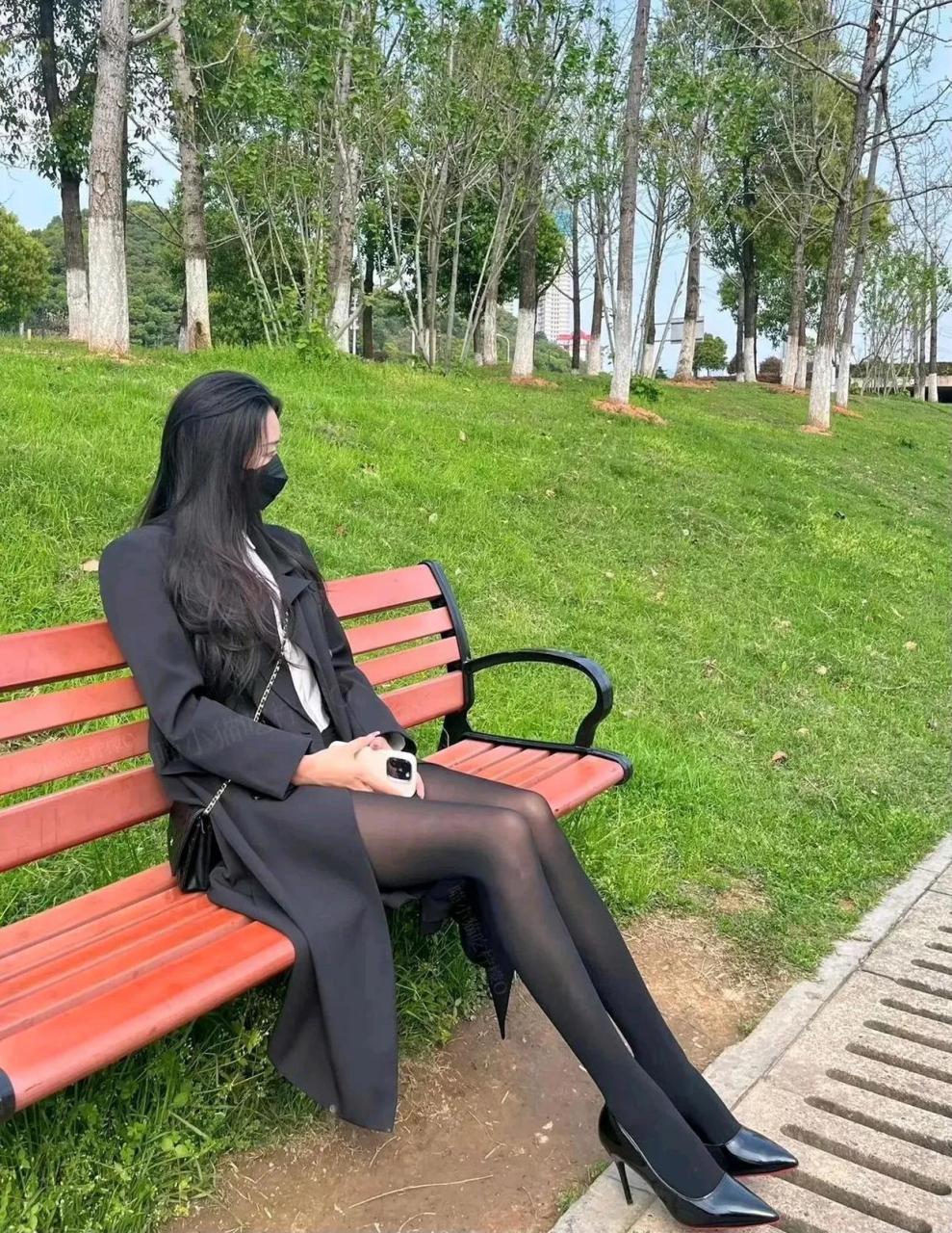 公园里的黑丝袜美女靓丽性感风采照人.