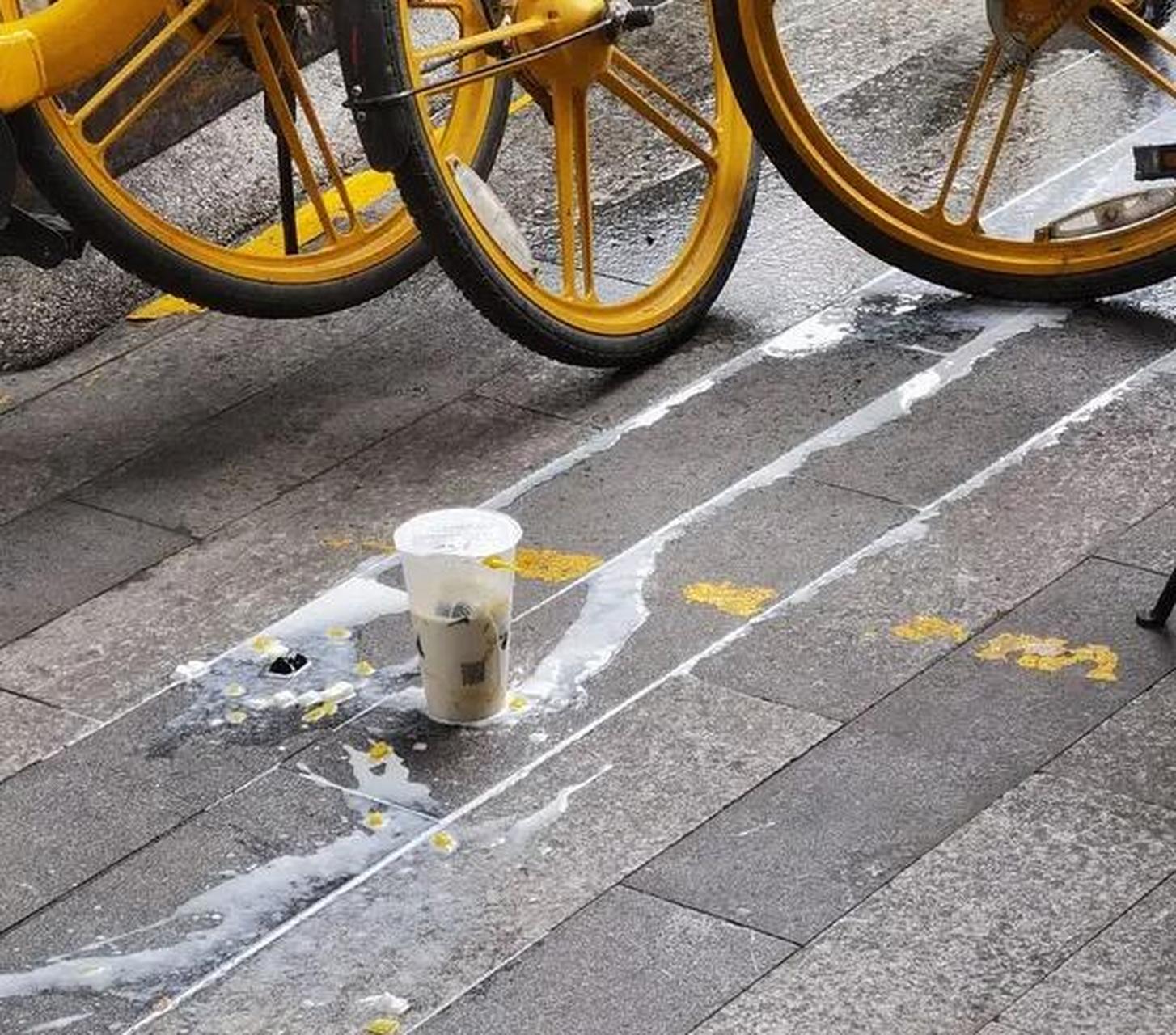 如果你刚给孩子买了一杯奶茶,一出门孩子就掉到了地上,你还会给他再买