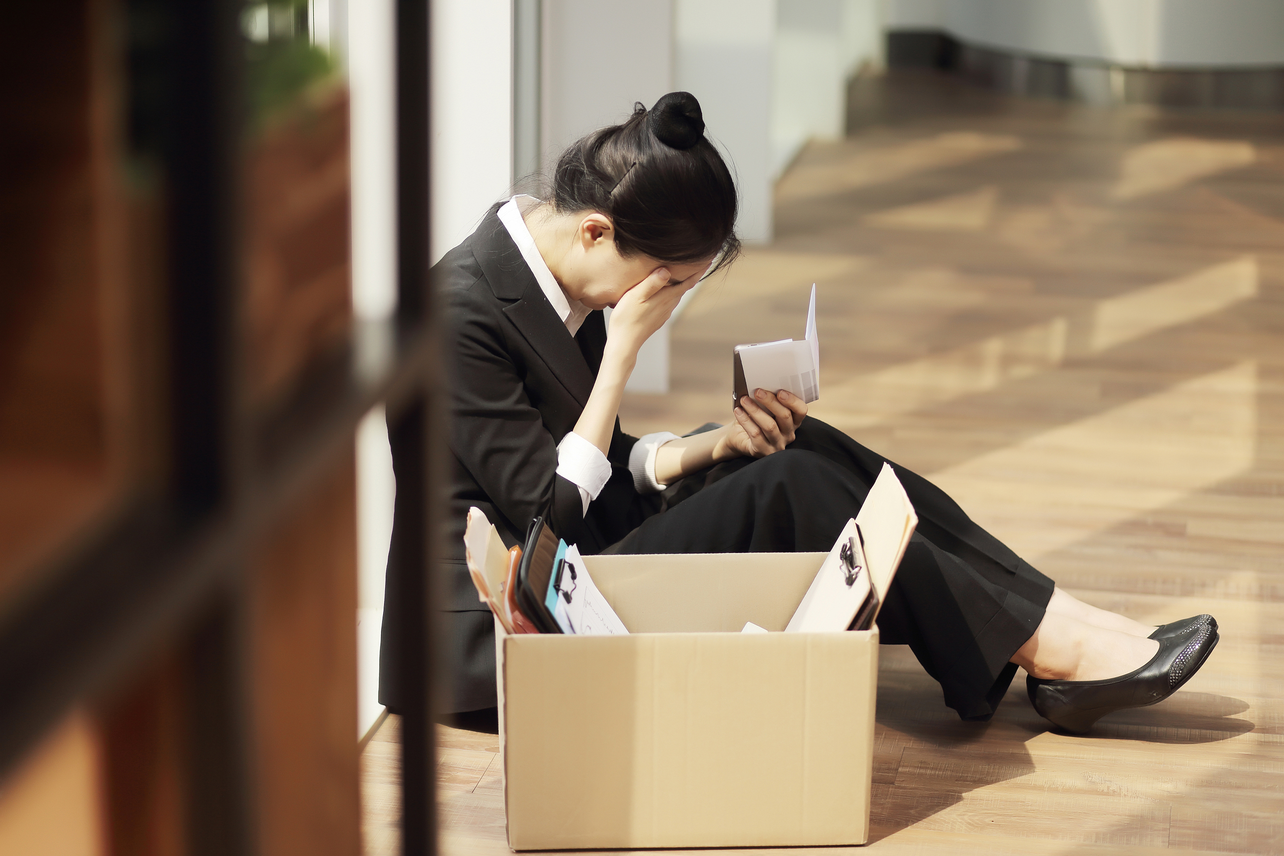 原来该名女子在试用期内迟到25次,在知道上班时间的情况和领导有过