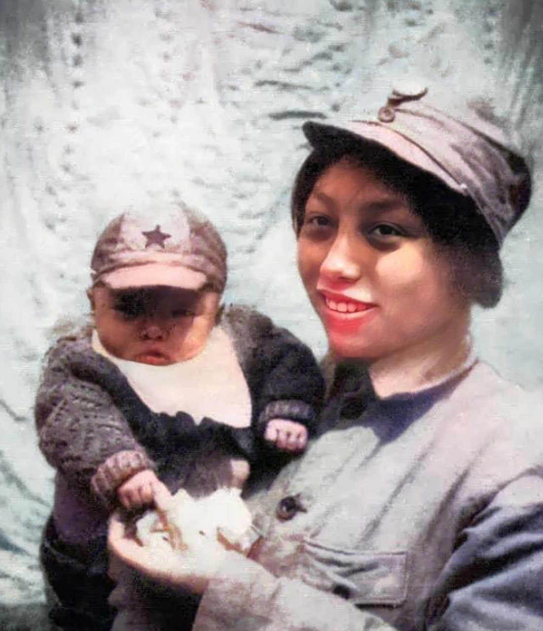 开国少将余文光的妻子张立抱着儿子,兴高采烈地留下了这张留影.