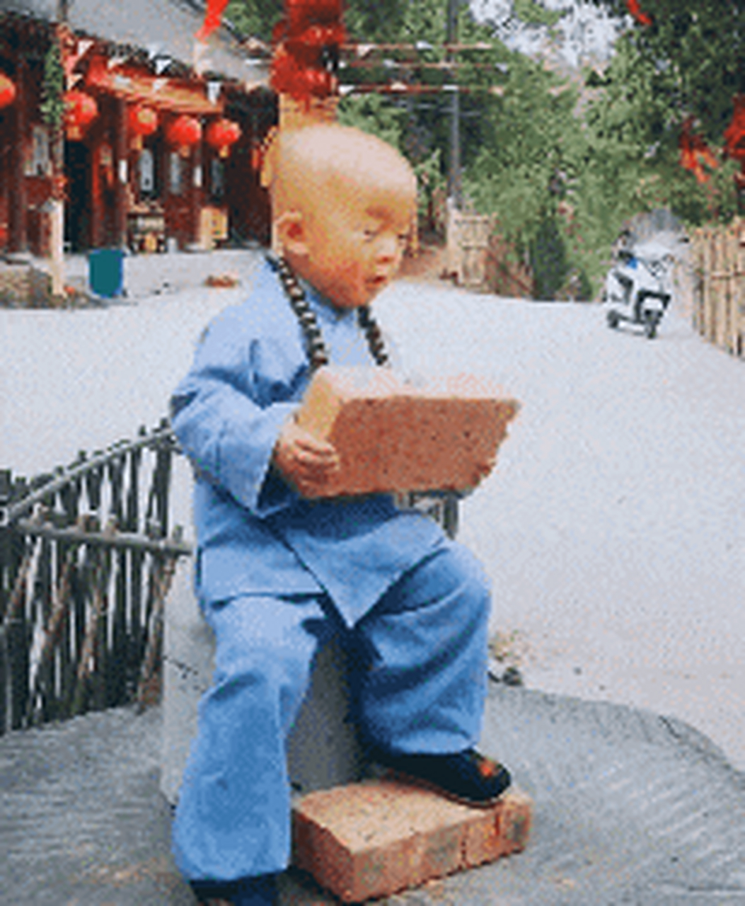 小和尚练功砸到自己脚,表情好萌,让人心疼.#萌宝