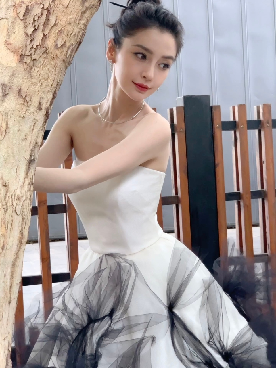 angelababy杨颖 杨颖中国电影华表奖红毯造型, 白色抹胸礼服,裙摆装饰