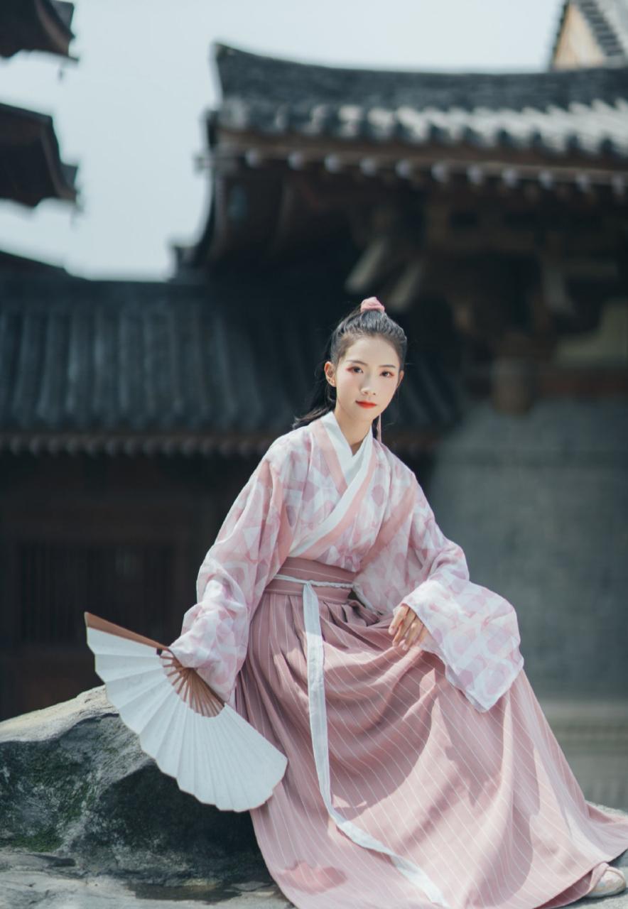 这套交领汉服整体以豆沙粉为主,所以在英气的同时还带着一点点温柔的