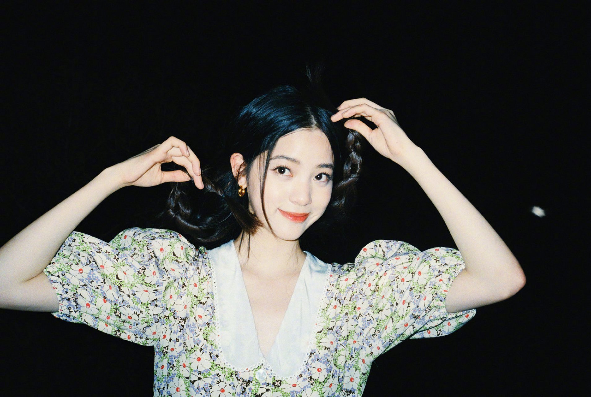 欧阳娜娜双马尾碎花裙九宫格,小碎花和双麻花辫,好配!