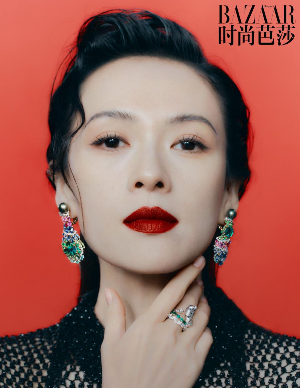 章子怡身穿高定系列登《时尚芭莎》五月刊封面, 67笑靥如花,随性