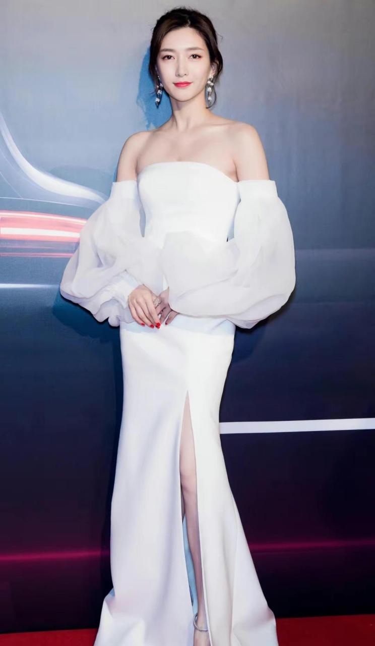 江疏影纯白抹胸长裙,长腿微露,身材夺人眼球的美女,皮肤白皙
