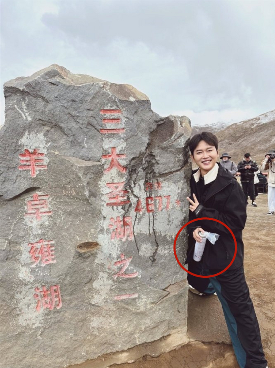 5月19日,德云社孟鹤堂手拿氧气瓶的照片被晒出.