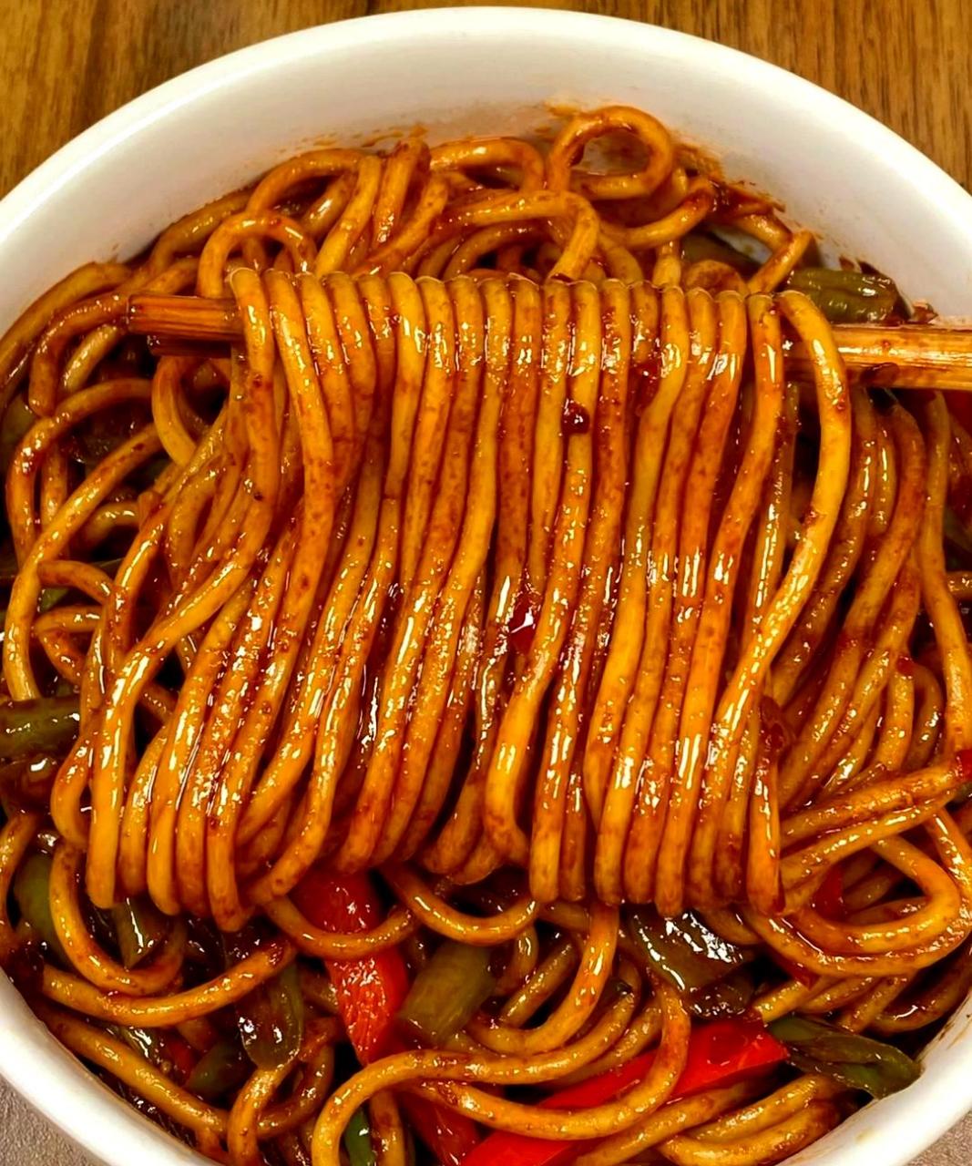 我妈尝了一口后,让我马上开一家店卖这个超级好吃的老干妈炒面!