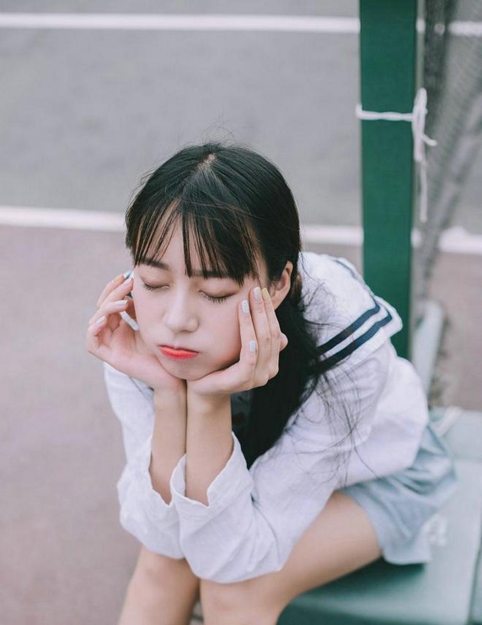 青春美貌的少女,校园操场唯美摄影写真