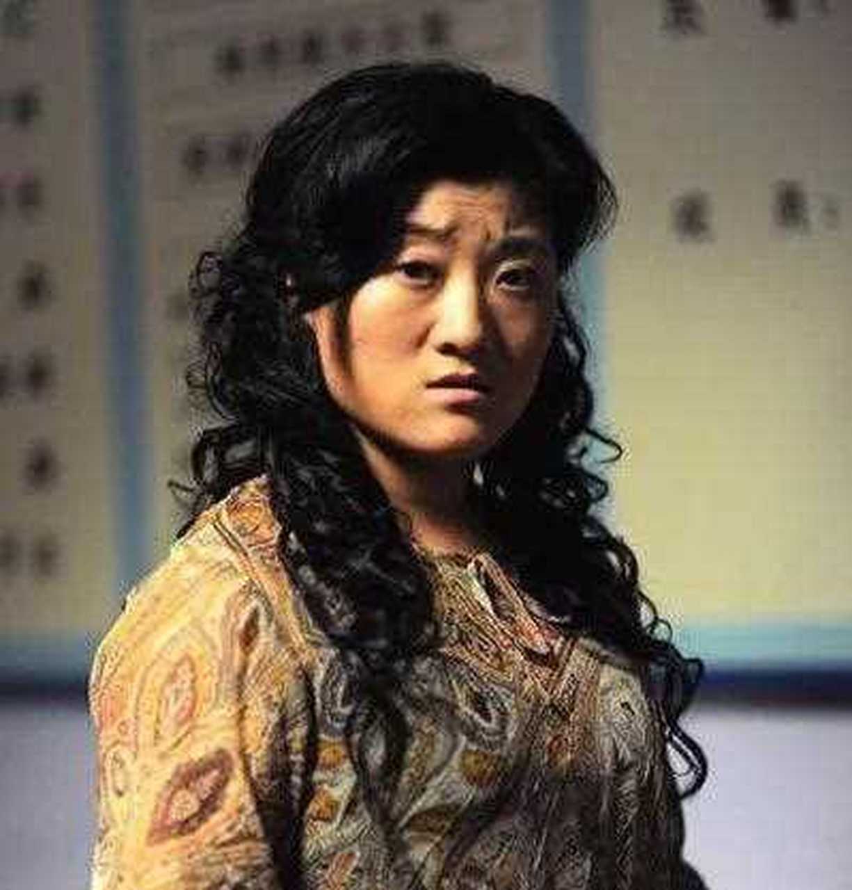 差点没认出这是《乡村爱情》中的刘大脑袋夫人王云,这也太漂亮了,妆容