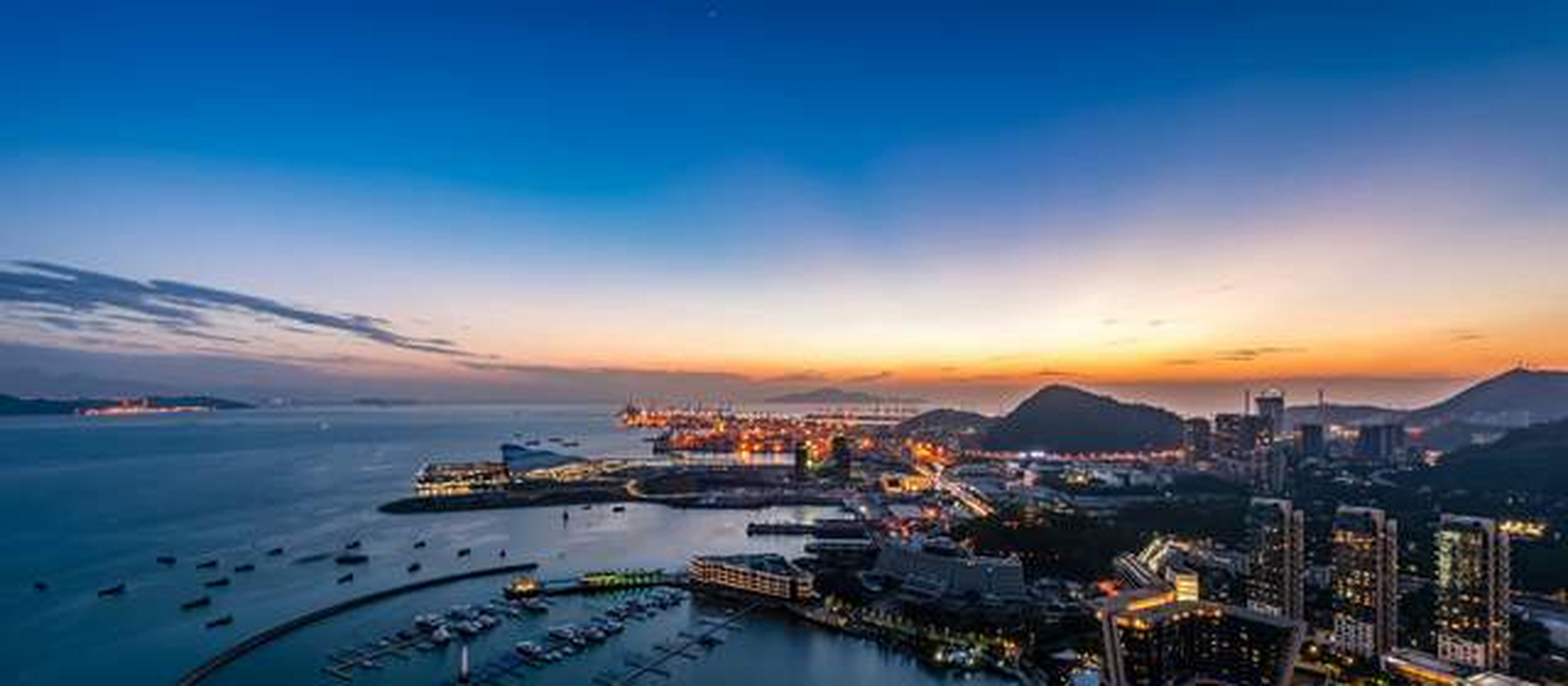 深圳的官湖村,坐落在大海海岸的旁边,虽然这里没有多么的知名,但也正