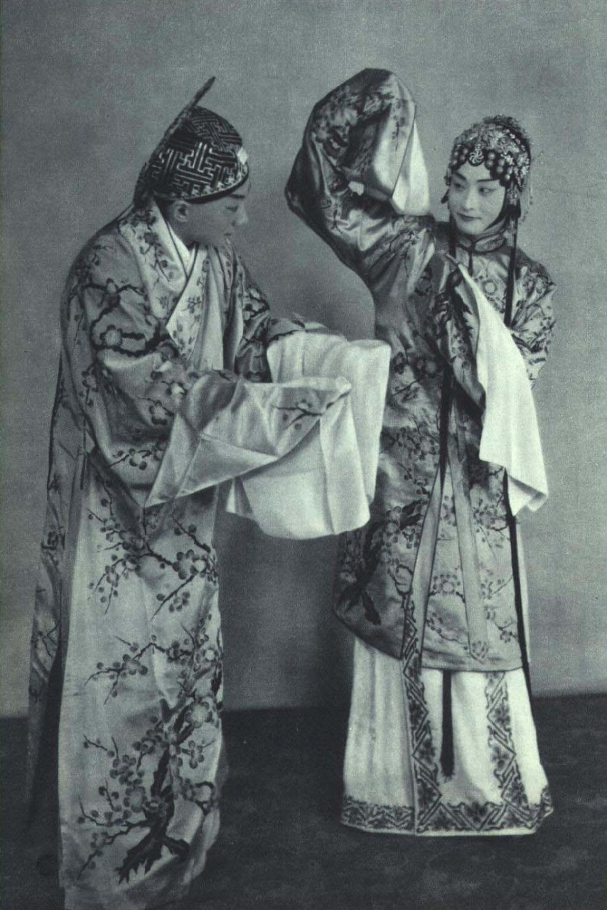 1930年程砚秋(右)和俞振飞演出《春闺梦》 1930年代中期程砚秋(右)和