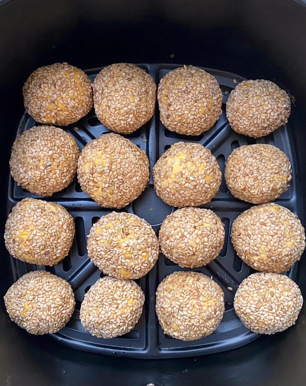 空气炸锅南瓜芝麻球大家一定要试试! 外酥里香,糯唧唧的口感绝绝子!