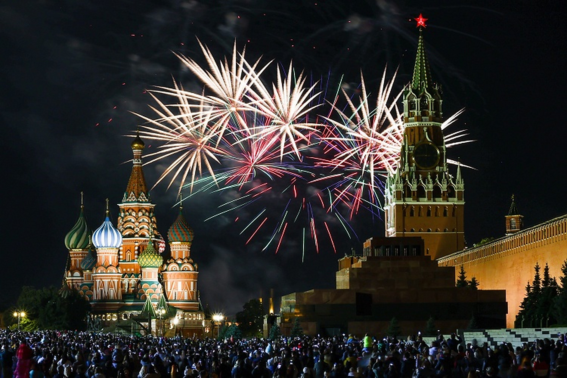 莫斯科建城875周年 红场上空燃放烟花庆祝莫斯科建城875周年.