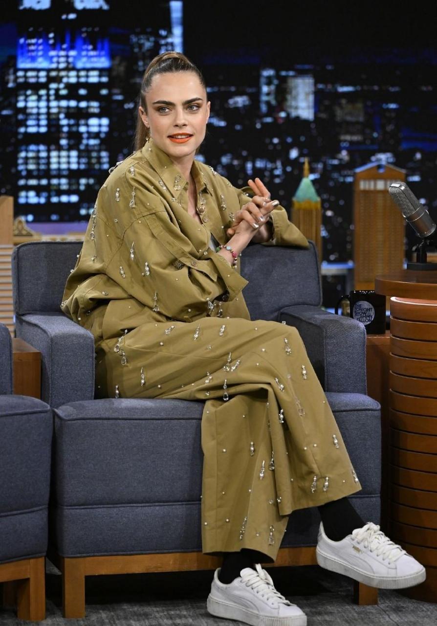 英国超模"卡抽"亮相《吉米今夜秀》高马尾造型好飒