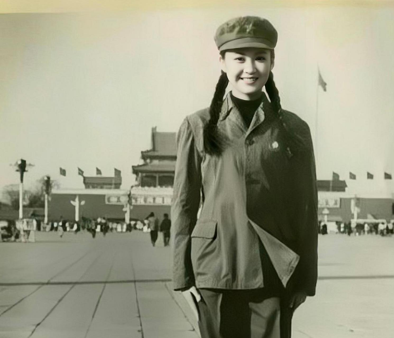 这是20岁的许晴穿军装的照片,那时候的她已经美得不可方物了